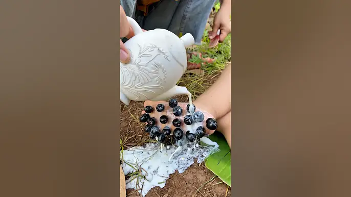 Survival Skills: Wow! SINGLE mom help baby to sick and USEFUL#bushcraft #camping #outdoors #survival