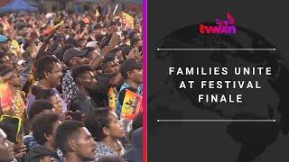 축제 피날레에서 가족들이 하나되다