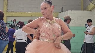 Yajaira  Disfrutando de la orquesta de San Salvador