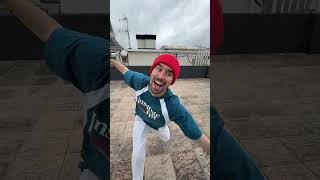 @LeBlueTade lit dans les pensées de Green Tade avec son téléphone portable