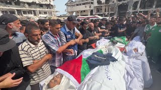 وداع وتشييع عدد من الصحفيين استشهدوا باستهداف الاحتلال خيمتهم في مستشفى الشفاء بمدينة غزة