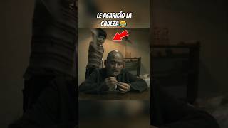 Le acarició la calvicia a su padre😂