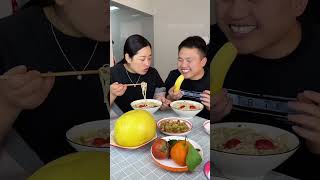 This man has learned to be smart #food #mukbang #挑食 #funny #eating