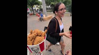 Dimos cubeta lleno de fajos de billetes a madre honesta  nos hizo llorar