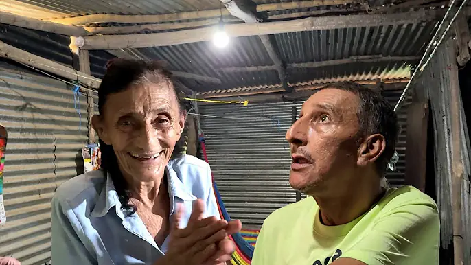 Abuela reacciona al tener luz por primera vez en casa
