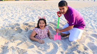 शफा और डैड बीच पर खेलते है और सैंड में फस जाते हैं