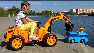 소피아는 운동장에서 놀며 게임을 구하는구나.