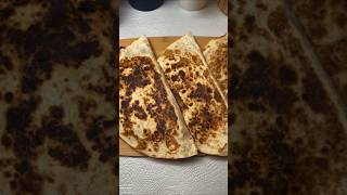 كيسادياس بالدجاج و الخضرة بنننننة تقتل #like #food #عشاءلذيذ #اكسبلور #ساندويشات #وصفات #shortvideo
