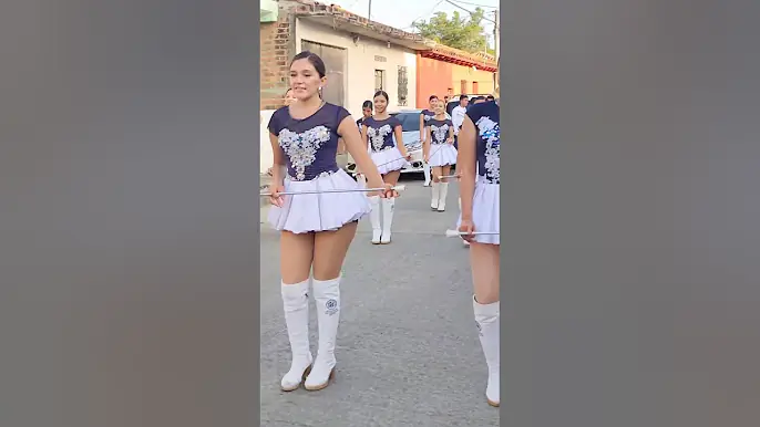 Desfile con las hermosas chicas bailarinas cachiporristas Salvadoreñas.