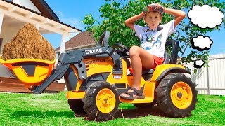 새로운 트랙터 굴삭기가 모래를 제거하고 John Deere 차량에 도움을 주었습니다.