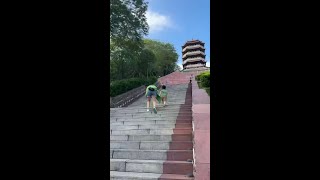 听说爬山可以减肥，特意带胖晨来剪剪小肚子，期待变小蛮腰！#亲子搞笑#萌娃#湖南妹子