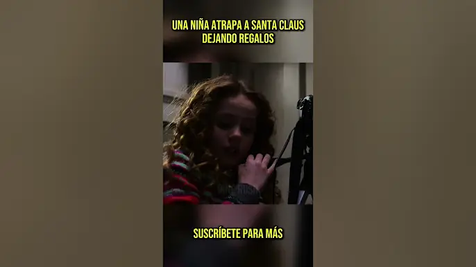 😲 Una niña atrapa a Santa Claus dejando regalos #shorts