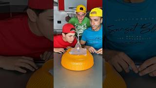 ✅SOLLEVA LA BACINELLA SENZA TOCCARLA!😎#experiment #física #challenge #sfida #shorts #funny #fyp