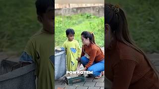 „Słodki chłopiec i sekret w klapkach”