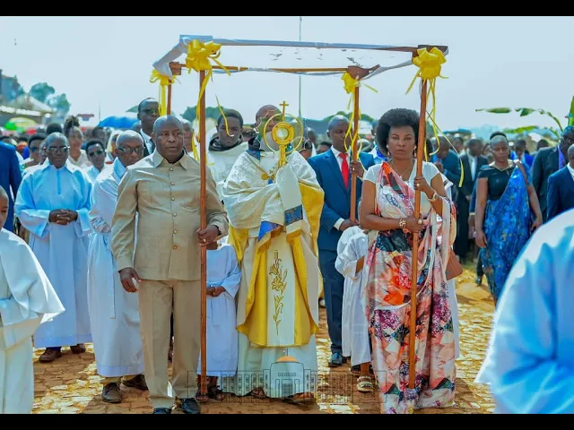 Umuryango wa Sebarundi n'Abakristu ba P.Magarama, mu guhimbaza Umusi Mukuru w'Isakaramentu ryeranda.