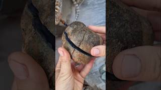 عجب گنجی داخلش بود 🤩 #گنج #سنگ #گوهرسنگ #گوهرتراشی #جواهر #آمیتیست #شکارسنگ #shorts #gems #crystals