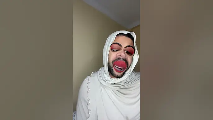 السينوجة مايقادر لاصغير لا كبير 😂