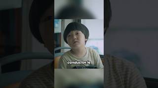 El niño de los dibujos en el autobús: ventanas llenas de color y amistad 🚌👦🎨