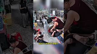 工人晕倒在地上浑身抽搐，男子看到后，立刻上前帮忙#游戏 #内容过于真实 #搞笑