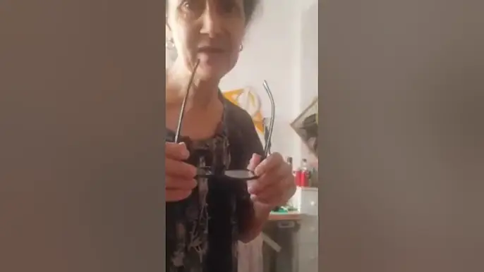 شاب ينشر فيديو مؤثر لأخته صورت الفيديو وأمه رحمها الله لما كان في السجن وتحصل على شهادة البكالوريا