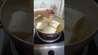 Husband ko khush krna ho tu garm oil mn bread ko dal kar meetha bana len.#viral