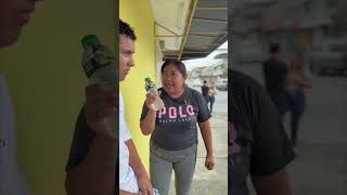 Pagaba con billetes de alto valor para que no le cobren y al final le dieron una lección