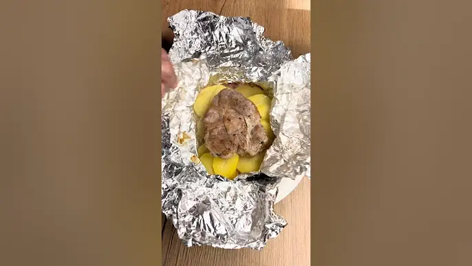 Krkovice se slaninou a bramborami v alobalu