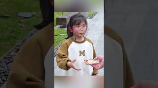 "Una niña pobre da una lección de honestidad y recibe mucho más a cambio" #shorts