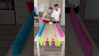 Wer als erstes keine Becher mehr hat, gewinnt!