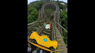 The wooden roller coaster of Flying Dragon in the jungle has no pressing shoulder! As for those who