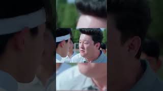 cậu bé muốn thử đó chính xác của ghi cung nhưng huấn luyện viên đã tát vào mặt cậu