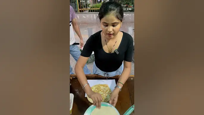 2 अंडे का रोल 200₹ का😱 #viralvideo #trendingshorts #youtubeshorts