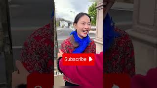 💔 سخروا من أختهم الفقيرة... حتى أهدت والدتها قصرً