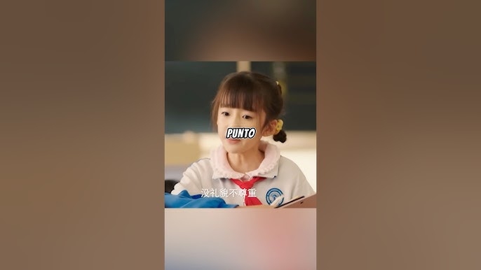 Simbólico y enfocado en la lucha diaria del niño con la puntualidad escolar.#peliculas