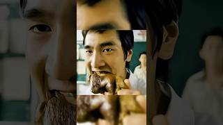 Chàng trai khi đang ăn suất cơm do mẹ mình nấu cho thì bị tên bắt nạt lấy mất