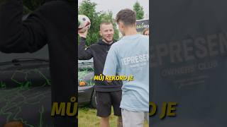 Týpek přišel a zandal 2000 nožiček…