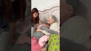 整蛊睡觉的女友！ #搞笑 #整蛊
