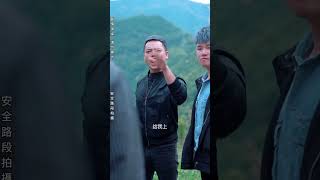 面對壞人，只有爸爸挺身而出幫助女司機，最後倖免於難♥️