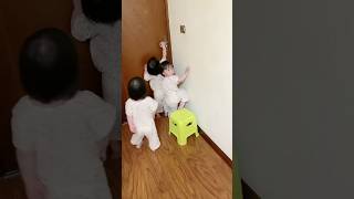 宝爸太难了，本来想让三胞胎自主入睡的，没想到…  😂😂#家有萌娃 #三胞胎vlog #爸爸帶娃記 #lovelybaby #lovelygirl