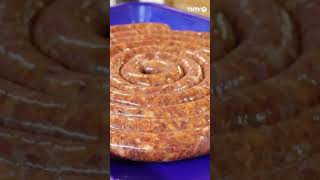 Un charcutier au marché de Papeete