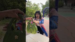 ¡Emma no pudo resistirse a las rebanadas picantes de mamá! 🌶😋 #shorts #reels #viralshorts