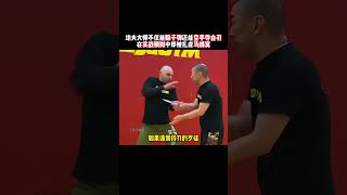 功夫大师不仅能躲子弹，还能空手夺白刃，在实战模拟中却被扎成了马蜂窝#kungfu #功夫 #funny #搞笑 #搞笑视频 #有趣 #精彩片段  #高手在民間