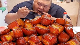 20kg 의 큰 삼겹살을 캐서롤에 1 시간 30 분 동안 끓였고 찐 돼지 고기는 와인으로 다시 맛있었습니다! 뚱뚱한 원숭이 소년]