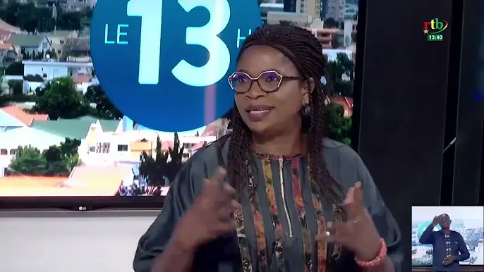 Philomène NANEMA, humoriste, revient sur sa passion pour les arts, sur le plateau du 13h de la RTB