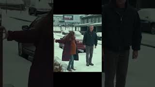 Un vecino recoge a un gatito congelado... 🐱 #shorts #pelicula #series