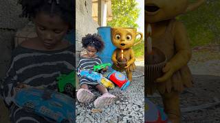 Ballerina Capuchina pensó que nadie la quería… hasta que La Mendiguita le trajo un bizcocho 🎂💔