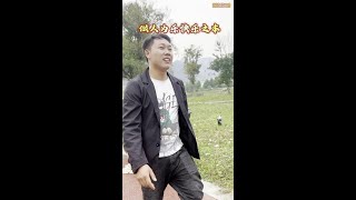 半路遇到美女被车压倒，小伙热心帮忙！#我的乡村生活 #生活不易爱心传递 #走在乡间的小路上回忆童年时光