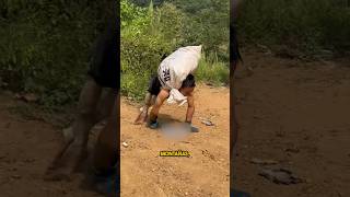 El héroe que carga a su familia sobre sus manos 😢🔥