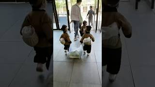 三个宝宝的买菜流水线，有没有被可爱到😂😂#家有萌娃 #三胞胎vlog #爸爸帶娃記 #lovelybaby #lovelygirl