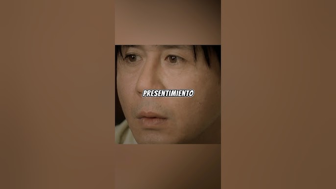 La mujer puso una pastilla para dormir en un plato y la partió en dos con un cuchillo. #shorts